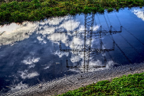 pyt, Strommast, spejling, afspejling, skyer, himmel, blå, power poles, nuværende, elektricitet, strømkabel, højspænding, energi, elledninger, forstærke, pylon, øvre linjer, linje, Strømforsyning, teknologi, ledninger, master, landskab, el-pylon kraftledning, højt dynamisk område, kontrast, hdr, vand, plante, træ, natur, dag, ingen mennesker, skønhed i naturen, ro, jord, høj vinkel visning, rolig scene, sollys, scenics - natur, udendørs, ikke-urbane scene, vækst, sø, forurening, magt i naturen, 5K, CC0, offentligt domæne, royaltyfrie