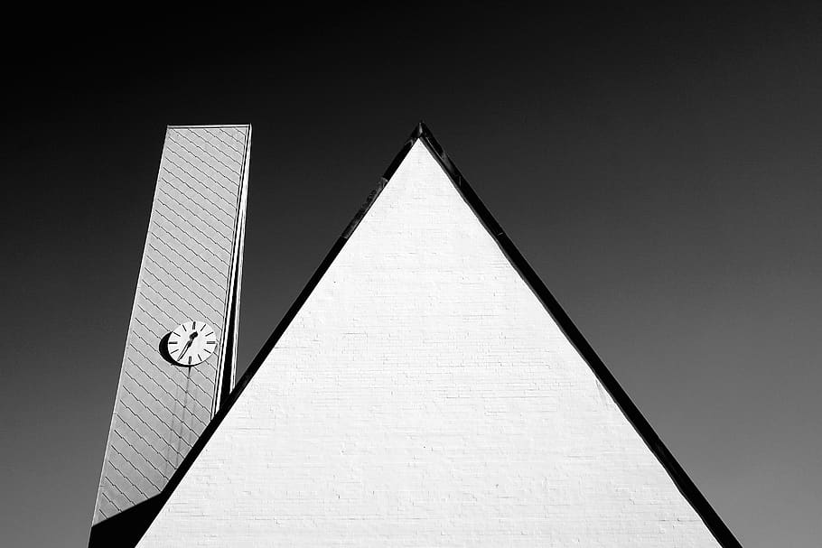 arquitectura, edifici, temps, rellotge, estructura, establiment, sostre, triangle, monocroma, cap gent, forma de triangle, estructura construïda, vista d’angle baix, cel, gris, cel clar, a l'interior, signe, tir de l'estudi, forma, assolellat, fons gris, Color blanc, dia, comunicació, naturalesa, còpia espai, 5K