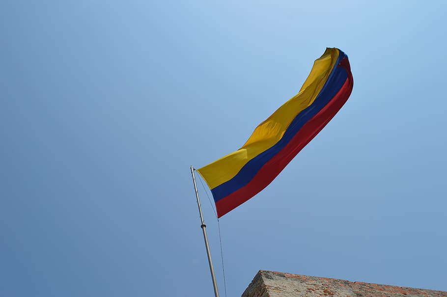Colombia, flag, himmel, lav vinkel visning, blå, vind, dag, skyfri himmel, patriotisme, natur, ingen mennesker, miljø, multi farvet, vinke, gul, kopiere plads, stolthed, pol, rød, udendørs, 5K
