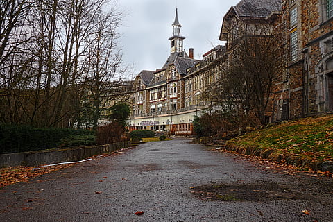 arkitektur, gammel, bygning, facade, himmel, vindue, skyer, gammelt vindue, ornament, ornamenter, terrasse, sanatorium, Hospital, tabte steder, forladt, tårn, pforphoto, gået i stykker, hdr, gamle bygning, slå op, bortfaldet, skrantende, hdr billede, glemme, faret vild, glemte steder, mørk, henfald, tabt sted, faldefærdige, lurvet, ruin, bygning udvendig, bygget struktur, retning, vejen frem, træ, plante, religion, vej, ingen mennesker, bare træ, sted for tilbedelse, natur, historie, rejsemål, fortiden, udendørs, Spir, 4K, CC0, offentligt domæne, royaltyfrie