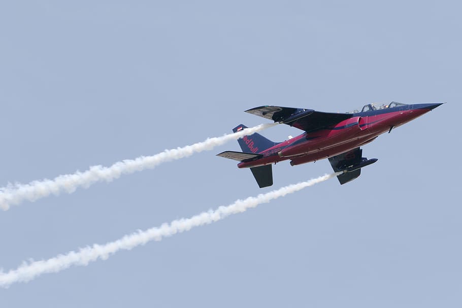 Flugzeug, Alpha Jet, Budapest, Tutorial, fliegend, Luftfahrzeug, Transport, Bewegung, Transportmittel, unterwegs, Himmel, Flugschau, Kondensstreifen, in der Luft, Rauch - physische Struktur, Natur, Tag, klarer Himmel, Geschwindigkeit, Kampfflugzeug, Fertigkeit, Menschen, Kunstflug, draußen, Ebene, 4K