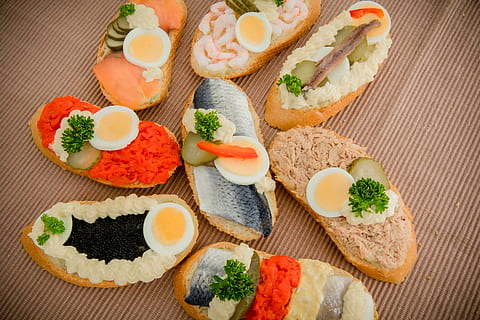 imatge, rodar, salmó, menjar i beguda, menjar, menjar japonès, alimentació saludable, elecció, sushi, arròs, menjar asiàtic, variació, marisc, frescor, a l'interior, benestar, vista d’angle alt, vegetals, llest per menjar, cap gent, placa, natura morta, mat de lloc, caviar, decorar, 4K, CC0, domini públic, lliure de regalies