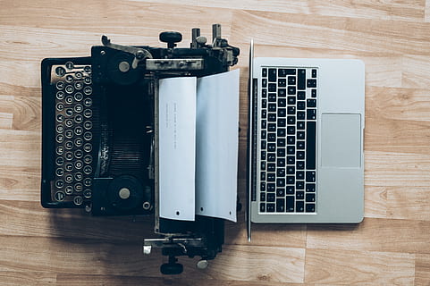 gris, màquina d’escriure, MacBook, teclat, ordinador, electrònica, càmera, teclat d’ordinador, maquinari, maquinari de l'ordinador, fusta, portàtil, màquina, dispositiu elèctric, escriure, vell vs. nou, nou, tecnologia, comparació, quadern, taula, a l'interior, cap gent, material de fusta, temes de fotografia, natura morta, vista d’angle alt, càmera - equip fotogràfic, estil retro, directament a sobre, primer pla, connexió, comunicació, equip fotogràfic, sol objecte, vell, nostàlgia, sòls, equipament elèctric, 4K, CC0, domini públic, lliure de regalies