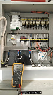 tehnologie, industrie, echipament, controlor, conexiune, nici o persoana, în interior, electricitate, complexitate, comunicare, a închide, Control, metal, cablu, industria electronică, natură moartă, montare pe perete, mașini, sârmă, panou de control, masa, Echipament electric, alimentare electrică, componente electrice, 4K, CC0, domeniu public, fără drepturi de autor