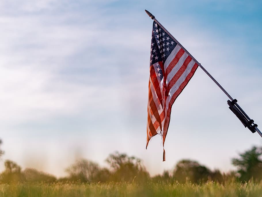 usa vlajka, vlajka, symbol, americká vlajka, Amerika, patriotismus, Spojené státy, dom, vzpomínkový den, Den nezávislosti, den vlajek, dobrodružství, volnočasové aktivity, pole, vozidlo, přeprava, bitevní loď, námořnictvo, loď, vojenský, klouzání, nebe, Příroda, životní prostředí, rostlina, zaměřit se na popředí, Červené, pruhovaný, den, tvar hvězdy, tvar, svoboda, venku, nikdo, hrdost, mrak - nebe, vítr, nezávislost, národní ikona, 4K