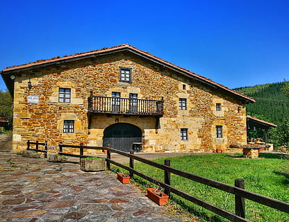 architektura, osada, fasáda, rustikální, stavba, exteriér budovy, budova, Dům, tráva, nebe, nikdo, okno, Příroda, rezidenční čtvrti, den, modrý, čisté nebe, vchod, rostlina, venku, Dějiny, brána, oblouk, 2K, CC0, veřejná doména, bez autorských práv