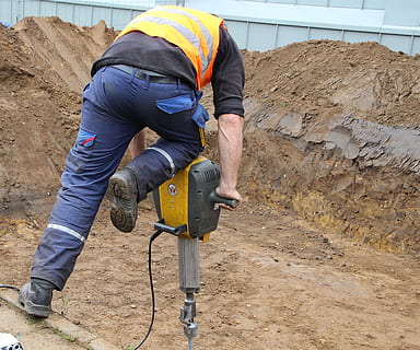 werk, bouwwerkzaamheden, ambacht, activiteit, bouwmachine, echte mensen, een persoon, werkend, bezetting, mannen, bouwindustrie, dag, industrie, Bouwvakker, bouwplaats, kleding, volledige lengte, buitenshuis, levensstijlen, casual kleding, bezit, land-, achteraanzicht, inspanning, 4K, CC0, publiek domein, royaltyvrij