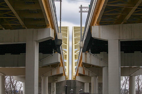 bro, arkitektur, ekspression, konstruktion, tom, beton, bygget struktur, ingen mennesker, bygning udvendig, lav vinkel visning, dag, arkitektoniske kolonne, bygning, forbindelse, udendørs, bro - menneskeskabt struktur, afspejling, glas - materiale, himmel, natur, by, moderne, vindue, loft, 4K, CC0, offentligt domæne, royaltyfrie