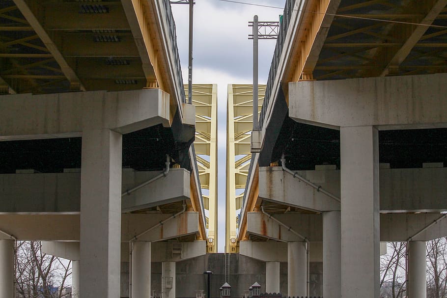 bro, arkitektur, ekspression, konstruktion, tom, beton, bygget struktur, ingen mennesker, bygning udvendig, lav vinkel visning, dag, arkitektoniske kolonne, bygning, forbindelse, udendørs, bro - menneskeskabt struktur, afspejling, glas - materiale, himmel, natur, by, moderne, vindue, loft, 4K