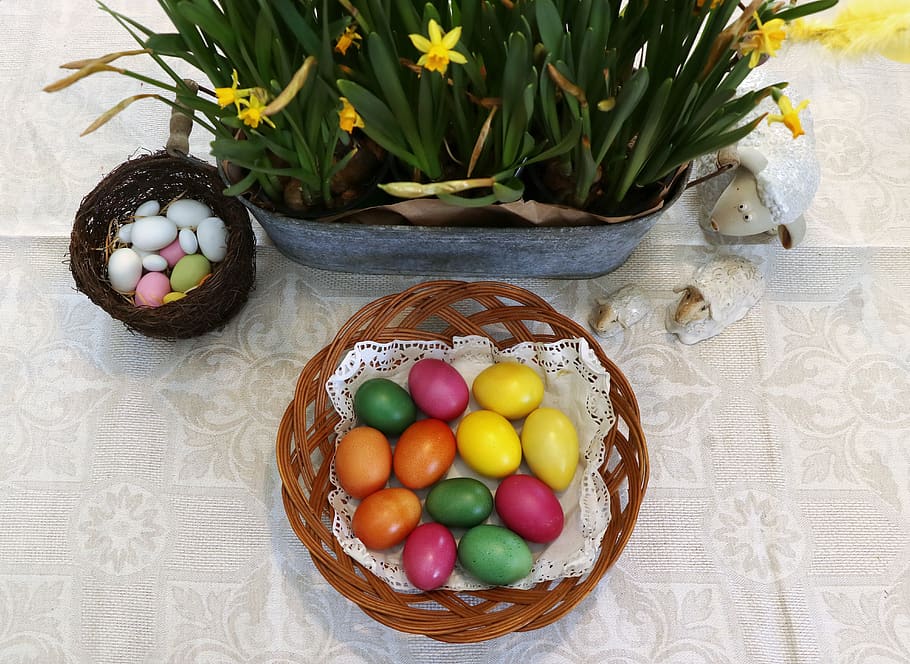 Ostern, Ei, Süßigkeiten, Blume, Lebensmittel, Osterei, Essen und Trinken, Feier, High Angle View, Frische, Urlaub, Tabelle, Container, keine Leute, mehrfarbig, Stillleben, Korb, blühende Pflanze, drinnen, Dekoration, Osterkuchen, 5K