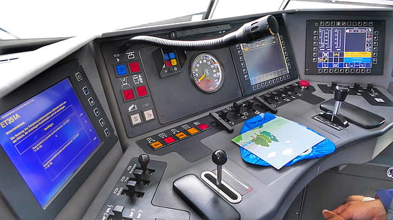 Technologie, Anzeigegerät, Computer, Steuerung, Schalttafel, Luftfahrzeug, Transport, Transportmittel, Flugzeug, Cockpit, Instrumententafel, Reise, Computerbildschirm, Fahrzeuginnenraum, Computerausrüstung, menschliches Körperteil, drinnen, Luft-und Raumfahrtindustrie, Menschen, Richtung, Druckknopf, Pilotierung, 1080P, CC0, gemeinfrei, lizenzfrei