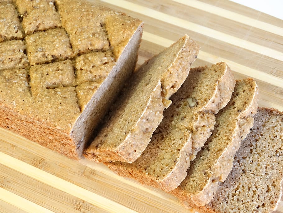 Brot, Brot physisch, Brotscheiben, Lebensmittel, Essen und Trinken, Frische, Nahansicht, Stillleben, drinnen, Wohlbefinden, keine Leute, gesundes Essen, High Angle View, fertig für den Verzehr, Scheibe, Tabelle, Sandwich, gebacken, Serviergröße, Teller, Holz - Material, Gruppe von Objekten, Frühstück, Tablett, Vollkornbrot, Snack, 5K