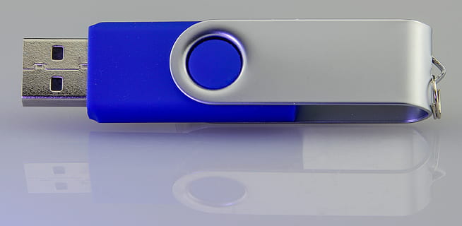 data overføring, forbindelse, data, datalager, lagringsmedium, datapinne, USB pinne, butikk, mobil, sett inn, koble, kopiere, sikre, backup, innendørs, teknologi, blå, nærbilde, kommunikasjon, stilleben, ingen folk, bord, studio skudd, beskyttelse, sikkerhet, trådløs teknologi, tre objekter, plast, arkitektur, gruppe av objekter, to gjenstander, skilt, 2K, CC0, offentlig domene, opphavsrett gratis