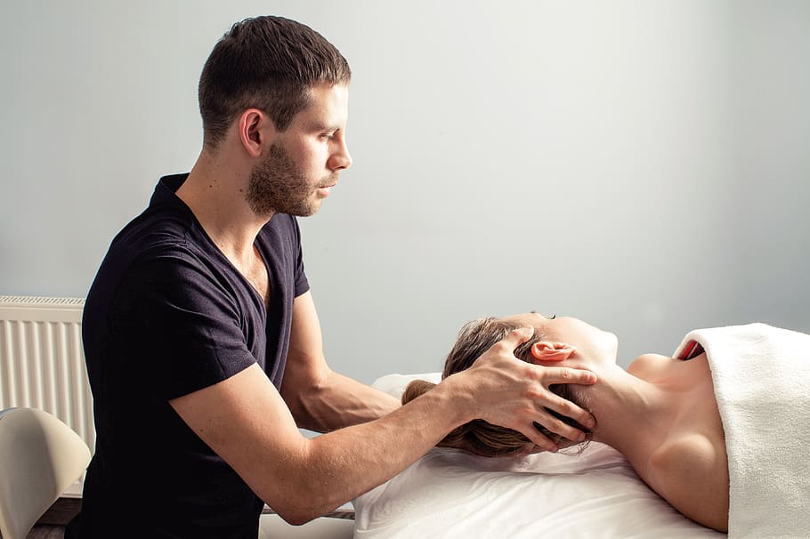 corporal, terapeuta, dues persones, adult, homes, part del cos humà, cura del cos, adult jove, a l'interior, estirat, dones, relaxació, home jove, benestar, massatge, mascles, estil de vida saludable, salut i medicina, gent, massatgista, estils de vida, cura, 4K
