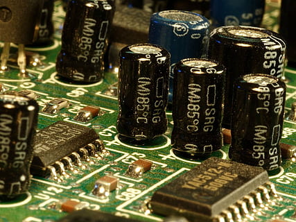 kondensatorer, elektronikk, borde, ic, krets, nåværende, teknologi, elektroteknikk, komponenter, nærbilde, elektronikkindustrien, kretskort, databrikke, ingen folk, innendørs, utstyr, industri, forbindelse, hovedkort, data utstyr, maskineri, selektiv fokusering, Nummer, datamaskin del, kompleksitet, metall, full ramme, datamaskin, elektrisk utstyr, elektrisk komponent, prosessor, , CC0, offentlig domene, opphavsrett gratis