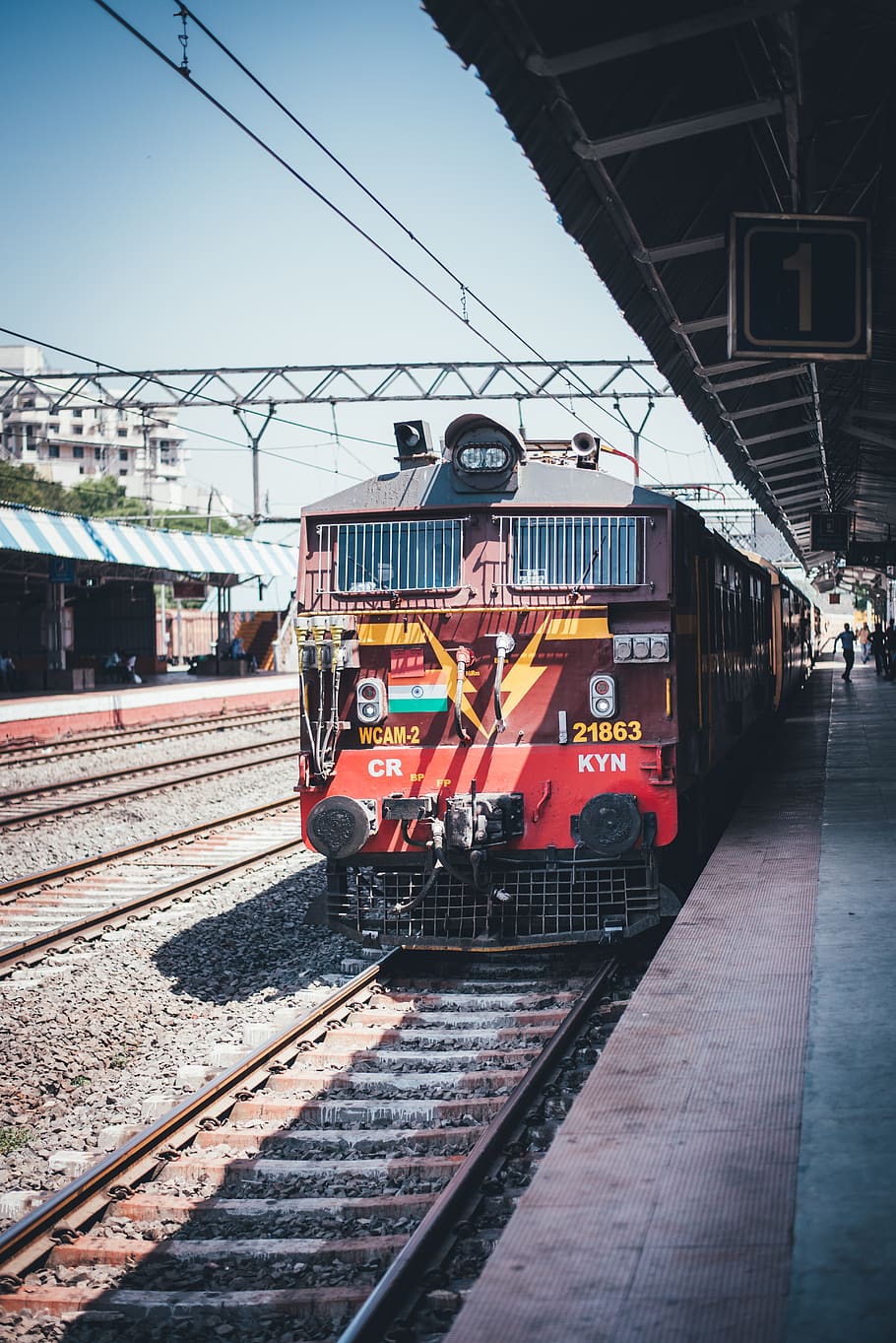 vermell, tren, plataforma d’estació, ferrocarril, pista de tren, rail, transport, vehicle, humà, persona, Maharashtra, pune, ciutat, nikon, dslr, vinyeta, sol, estació, Índia, dia, paisatge, transport per ferrocarril, pista, vies del ferrocarril, transport públic, manera de transport, tren - vehicle, plataforma d’estació de ferrocarril, estació de ferrocarril, cel, arquitectura, vehicle terrestre, persones incidentals, viatjar, estructura construïda, naturalesa, tren de passatgers, telefèric, a l'aire lliure, 5K