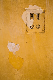 væg, gul, fatning, ingen mennesker, murbygningsfunktion, gammel, tæt på, arkitektur, bygget struktur, baggrunde, forvitret, tekstureret, meddelelse, nummer, udendørs, Brun, bygning udvendig, dag, orange farve, håndværk, træ - materiale, skilt, ur, 5K, CC0, offentligt domæne, royaltyfrie