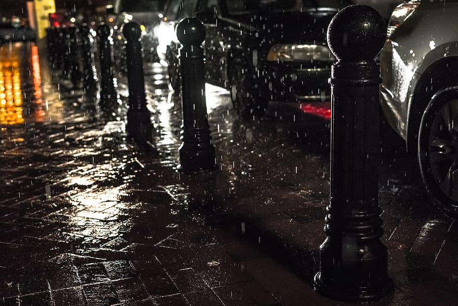 ancora, elementi, cose, marciapiede, messaggi, traffico, macchine, veicoli, pioggia, acquazzone, bagnato, acqua, città, strada, riflessione, stagione piovosa, monsone, mezzi di trasporto, illuminato, veicolo terrestre, modo di trasporto, notte, architettura, far cadere, natura, nessuno, veicolo a motore, goccia di pioggia, all'aperto, pavimentazione in pietra, 4K