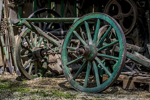 Rad, Scheune, rustikal, Transport, Transportmittel, Wagen, Tag, keine Leute, obsolet, alt, Wagenrad, Landfahrzeug, verlassen, Feld, beschädigt, Land, Natur, Metall, Ablehnen, draußen, Verschlechterung, ruiniert, 4K, CC0, gemeinfrei, lizenzfrei