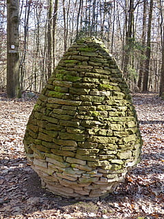 Steine, Stapelturm, Ei, Ostern, Osterei, Frohe Ostern, Kunst und Skulpturen, Ostergruß, Stein-Ei, Osterthema, lustig, künstlerisch, gestapelt, im Gleichgewicht, ausgewogen, Wald, Natur, Baum, Pflanze, Land, Kofferraum, Tag, Baumstamm, keine Leute, Wachstum, Ruhe, Schönheit in der Natur, draußen, Moos, Feld, ruhige Szene, solide, grüne Farbe, Stein - Objekt, 4K, CC0, gemeinfrei, lizenzfrei