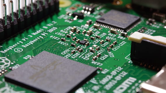 pi frambuesa, raspi, electrónica, pastilla, chip, circuito, Schaltkreis, platino, fabricación, smd, hardware, Industria electrónica, placa de circuito, Chip de computadora, tecnología, equipo de computadora, industria, complejidad, equipo, computadora, color verde, nadie, conexión, tarjeta madre, de cerca, parte de la computadora, enfoque selectivo, adentro, primer plano extremo, innovación, Componente eléctrico, equipo eléctrico, Tienda de electrónicos, UPC, 5K, CC0, dominio público, libre de derechos