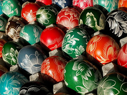 Farbe, Osterei, Osterferien, Ostern, mehrfarbig, Vollbild, große gruppe von gegenständen, Wahl, Hintergründe, Fülle, keine Leute, Variation, Markt, Verkauf, Muster, drinnen, zu verkaufen, High Angle View, Stillleben, Nahansicht, Anordnung, Design, rot, Tag, 5K, CC0, gemeinfrei, lizenzfrei
