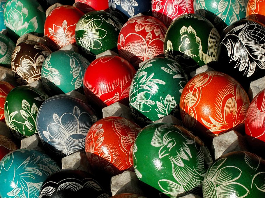 Farbe, Osterei, Osterferien, Ostern, mehrfarbig, Vollbild, große gruppe von gegenständen, Wahl, Hintergründe, Fülle, keine Leute, Variation, Markt, Verkauf, Muster, drinnen, zu verkaufen, High Angle View, Stillleben, Nahansicht, Anordnung, Design, rot, Tag, 5K