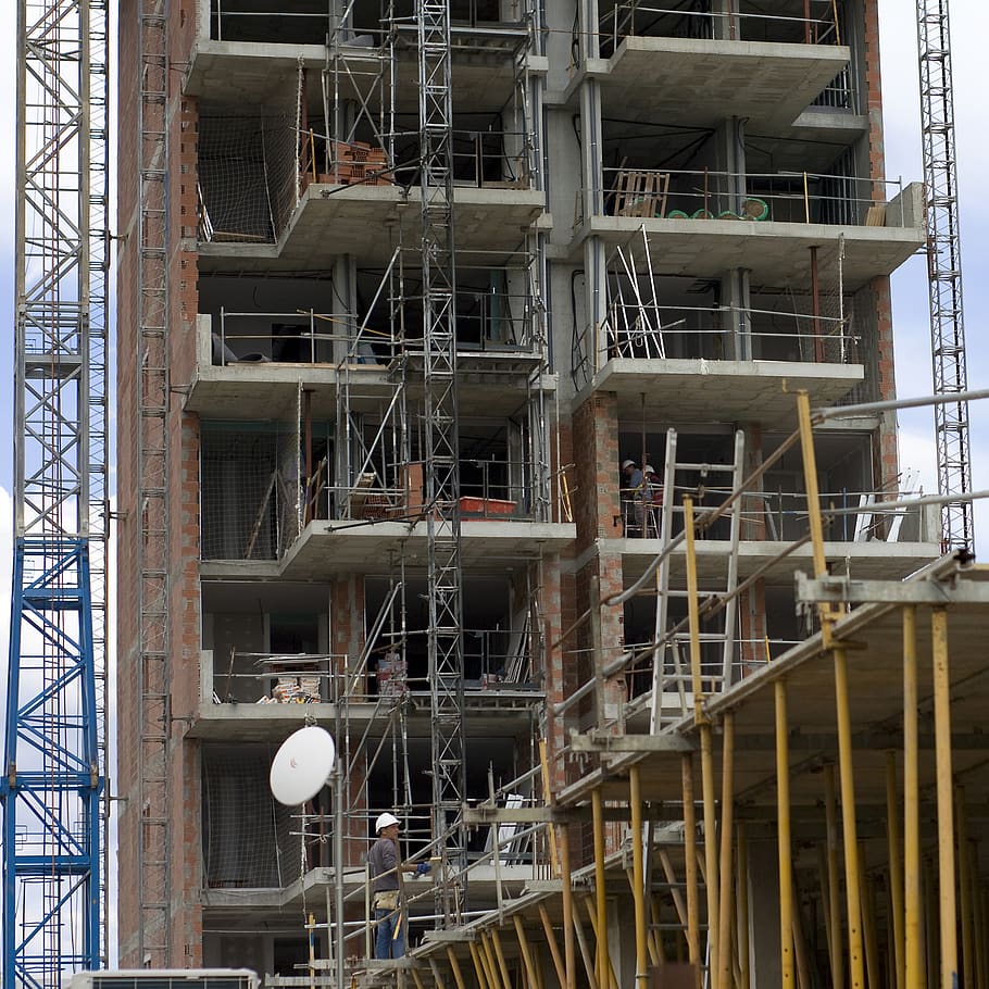 costruzione, impalcatura, costruire, lavoratore, palazzone, supporti, casa, appartamenti, in costruzione, casco, lavoratori, ingegneria, struttura, gru, architettura, struttura costruita, industria di costruzioni, industria, sito di costruzione, esterno dell'edificio, giorno, nessuno, incompleto, all'aperto, Inquadratura dal basso, sviluppo, metallo, finestra, quartiere residenziale, legno - materiale, abbandonato, fabbrica, Migliorie di casa, appartamento, 2K