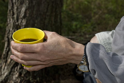 Kaffee, Kaffeepause, Kaffeebecher, Tasse, Getränk, Java, Kaffeetasse, dunkler Kaffee, Kaffeebohnen, Becher, Ausflug, Wald, eine Person, menschliche Hand, halten, Hand, menschliches Körperteil, Gelb, echte Menschen, Essen und Trinken, Lebensstile, Fokus auf den Vordergrund, Tag, Erfrischung, Freizeitbeschäftigung, draußen, Natur, Nahansicht, Finger, 4K, CC0, gemeinfrei, lizenzfrei