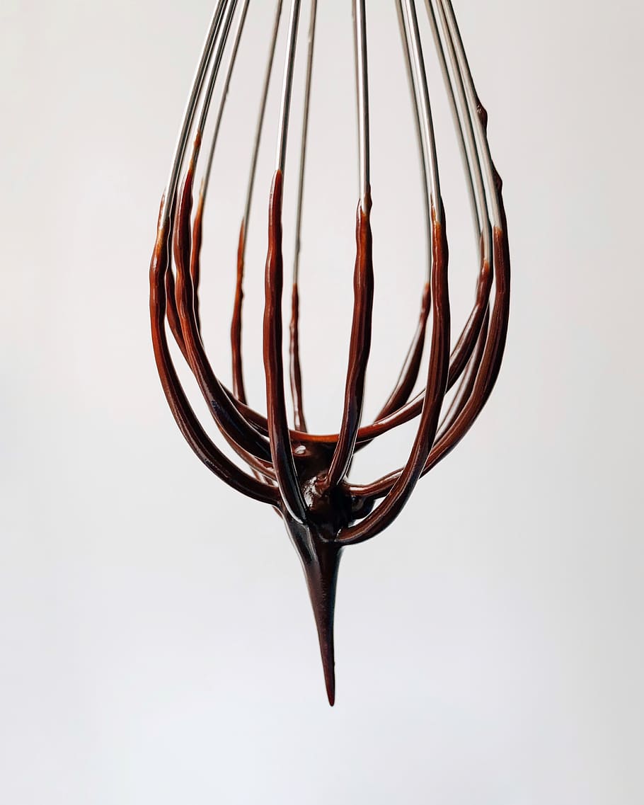 xocolata marró, vidre, cristall, llum, il·luminació, esfera, bronze, art, escultura, pantalla de llum, mobles, taula, copa, llum de sostre, Aro, ceràmica, porcellana, estàtua, vela, llanterna, primer pla, tir de l'estudi, a l'interior, cap gent, fons blanc, gris, indulgència, natura morta, menjar i beguda, menjar dolç, sol objecte, frescor, menjar poc saludable, marró, menjar, estri de cuina, amor, naturalesa, metall, emoció positiva, temptació, 2K
