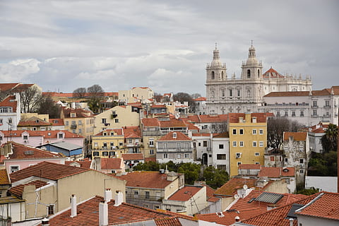 Lisbona, orizzonte, Lunedi di Pasqua, esterno dell'edificio, struttura costruita, architettura, costruzione, città, tetto, quartiere residenziale, cielo, nuvola - cielo, nessuno, giorno, natura, Casa, Comunità, all'aperto, cittadina, vista dall'alto, paesaggio urbano, tegola, 5K, CC0, dominio pubblico, privo di copyright