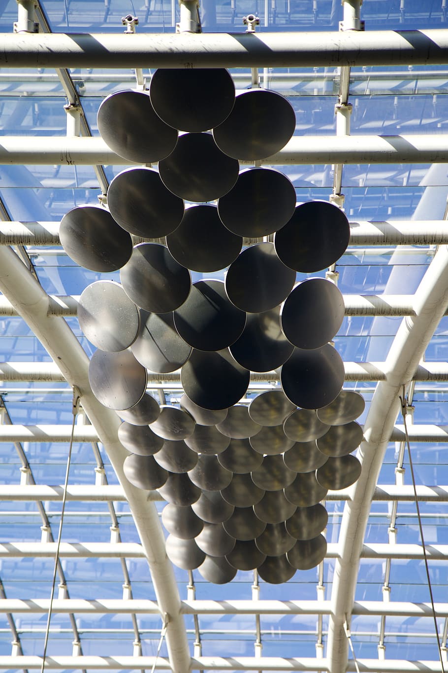 die Architektur, Fassade, Metallkonstruktion, Struktur, Muster, Dekoration, Metall, keine Leute, Tag, Nahansicht, gebaute Struktur, Industrie, Natur, draußen, Wiederholung, Sonnenlicht, gestalten, Flachwinkelansicht, Design, Fokus auf den Vordergrund, Geometrische Figur, Decke, Gitter, silberfarben, stehlen, 5K