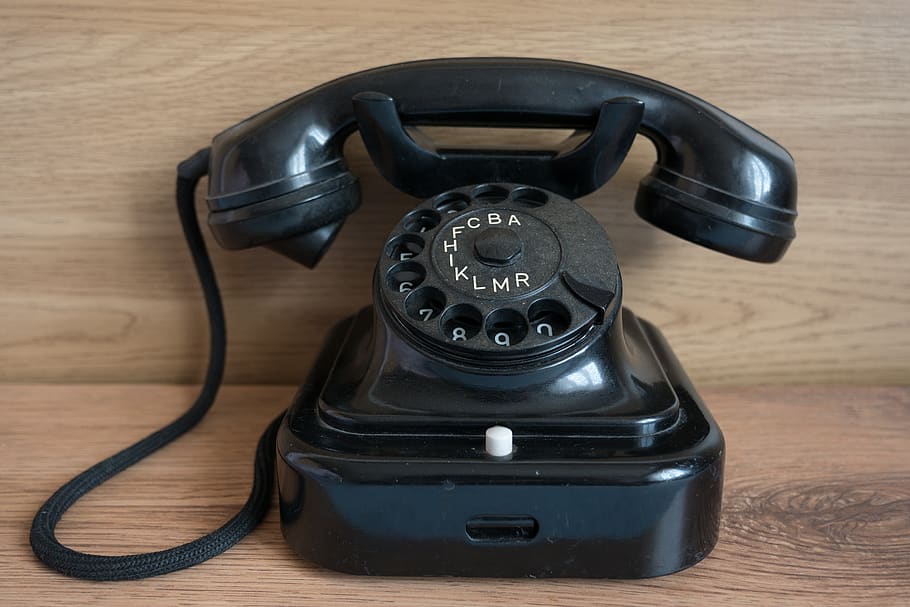 Telefono, dispositivo, nostalgia, vecchio, číselnice, tecnologia, comunicazione, connessione, telefono fisso, in stile retrò, telefono rotativo, in casa, tavolo, nessuno, colore nero, numero, legno - materiale, natura morta, ricevitore telefonico, avvicinamento, vista dall'alto, singolo oggetto, antico, 4K