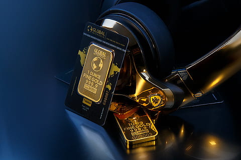 Gold, Aufkleber, Design, Unze, drinnen, Technologie, Studioaufnahme, keine Leute, Verbindung, Metall, Musik-, Nahansicht, goldfarben, Blau, Kommunikation, High Angle View, beleuchtet, Stillleben, Kunst, Kultur und Unterhaltung, Industrie, Kabel, Sicherheit, farbiger Hintergrund, elektrische Ausrüstung, 1080P, CC0, gemeinfrei, lizenzfrei