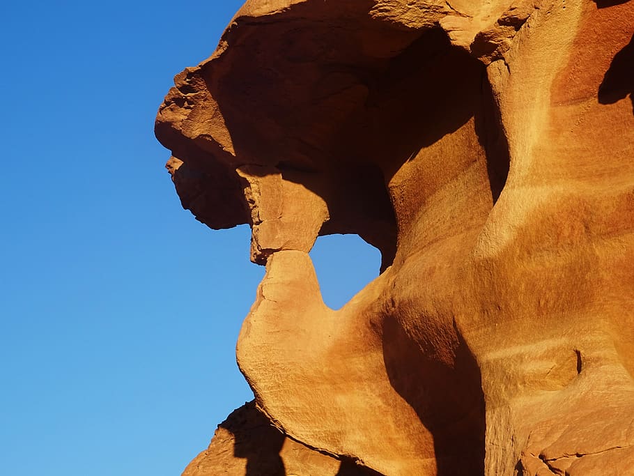 jordan, klint, natur, lav vinkel visning, rock formation, himmel, solid, ingen mennesker, skyfri himmel, dag, klippe, rock-objekt, rejsemål, repræsentation, sollys, turisme, skulptur, rejse, menneskelig repræsentation, geologi, Kunst og håndværk, blå, udendørs, eroderet, sandsten, tørt klima, 5K