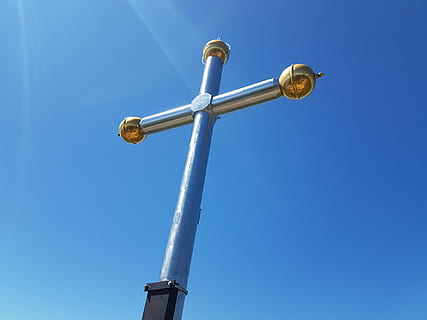 kruis, zon, blauw, hemel, geen mensen, heldere lucht, metaal, natuur, lage hoekweergave, dag, buitenshuis, kopie ruimte, brandstof en stroomopwekking, straat, technologie, architectuur, zonlicht, geloof, religie, goudkleurig, pool, staal, legering, 4K, CC0, publiek domein, royaltyvrij