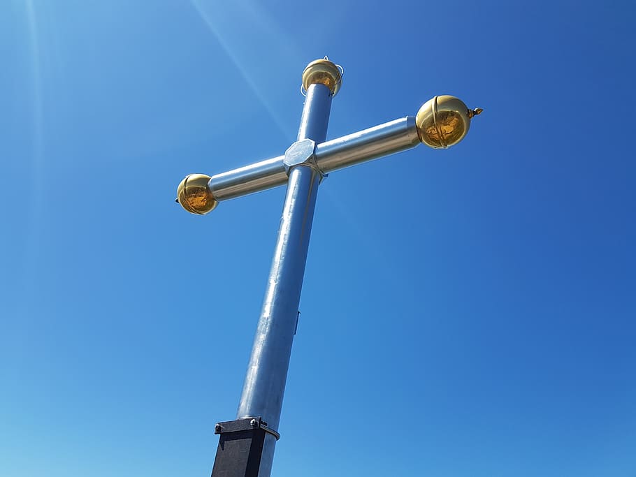 kruis, zon, blauw, hemel, geen mensen, heldere lucht, metaal, natuur, lage hoekweergave, dag, buitenshuis, kopie ruimte, brandstof en stroomopwekking, straat, technologie, architectuur, zonlicht, geloof, religie, goudkleurig, pool, staal, legering, 4K