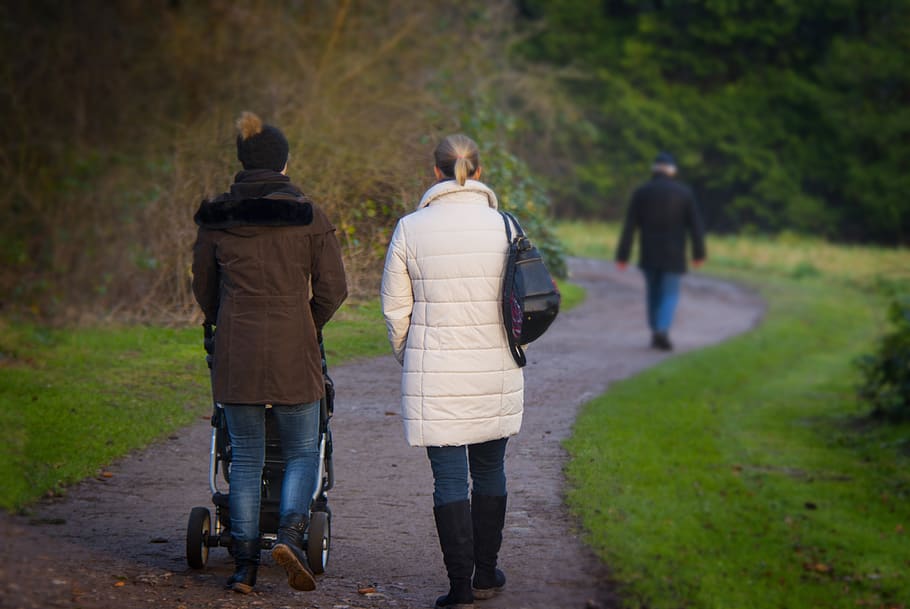 evolució, la vida, adreça, Camí, caminar, calma, parc, ruta, passejar, vista del darrere, longitud completa, persones reals, roba casual, homes, gent, sendera, dues persones, planta, unió, estils de vida, dia, activitat d'oci, naturalesa, centrar-se en primer pla, dones, adult, carretera, transport, a l'aire lliure, 4K