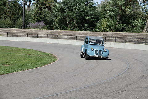 citroën, car, auto, classic, retro, automatic, race, blue, small, tor, transportation, land vehicle, mode of transportation, plant, tree, road, day, street, city, green color, nature, motor vehicle, growth, outdoors, no people, on the move, sunlight, travel, parking, 2K, CC0, public domain, royalty free