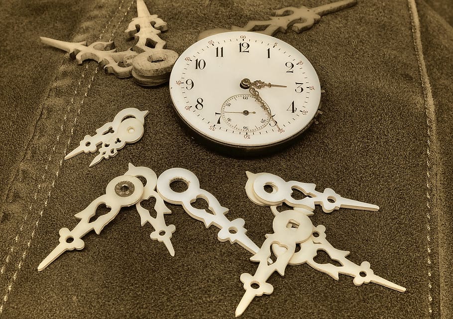 orologio, orologio da tasca, nostalgia, comporre, pointer, nessuno, tempo, vista dall'alto, natura morta, rappresentazione, in casa, forma, osso, numero, design, grande gruppo di oggetti, avvicinamento, rappresentazione umana, creatività, testo, cerchio, forma geometrica, scelta, variazione, ciottolo, 1080P