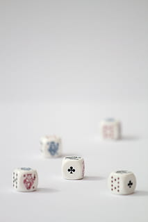 terning, poker, studio skud, gruppe af objekter, indendørs, hvid baggrund, ingen mennesker, kopiere plads, tæt på, medium gruppe af objekter, kunstkultur og underholdning, fokus på forgrunden, valg, stilleben, terninger, variation, gambling, mulighed, farvet baggrund, fritidsspil, held, 5K, CC0, offentligt domæne, royaltyfrie