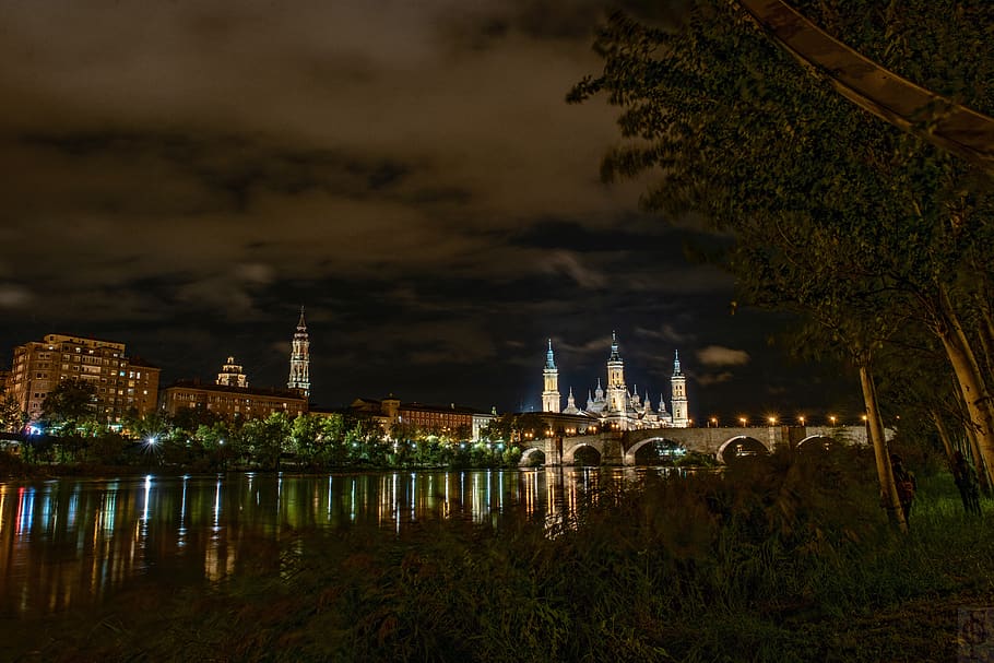 Saragossa, monument, temples, nit, arquitectura, aigua, estructura construïda, exterior de l'edifici, il·luminat, planta, arbre, cel, naturalesa, cap gent, reflexió, riu, ciutat, núvol - cel, edifici, a l'aire lliure, destinacions de viatge, religió, paisatge urbà, 5K