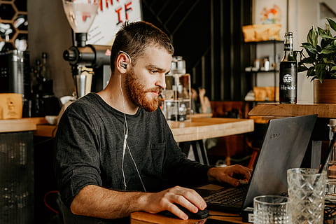 om folosind laptop, uman, persoană, calculator, PC, Electronică, laptop, hardware-, hardware-ul computerului, tastatura, tastatură, ecran LCD, Monitor, ecran, afişa, cârciumă, ședință, bar counter, alcool, băutură, o persoana, oameni adevărați, lucru, Afaceri, în interior, tânăr adult, tehnologia fără fir, Păr facial, mici afaceri, tehnologie, de la talie in sus, haine casual, barbă, adult, Barbat tanar, conexiune, finanțarea afacerilor și industria, folosind laptopul, antreprenor, cafenea, afacere noua, 5K, CC0, domeniu public, fără drepturi de autor