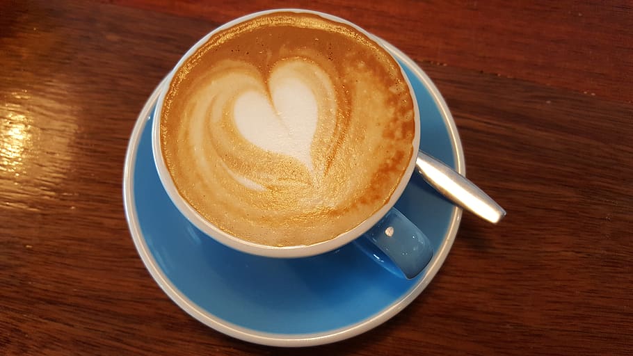 kahvi, tasaisen valkoinen, kahvila, kahvijuomaa, kuppi, juoda, muki, ruoka ja juoma, kahvikuppi, virvoke, saviastiat, asetelma, pöytä, vaahtoava juoma, pikkulautanen, cappuccino, vaahto art, kuuma juoma, tuoreus, lähikuva, korkea kulma, ruoka, ei ihmisiä, latte, alkoholittomat juomat, 5K