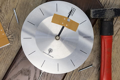 hora, reloj, puntero, la cara del reloj, transitoriedad, años, detener, uña, cinta, pegamento, mantener, agárrate fuerte, martillo, violento, destruir, reparar, kaput, defecto, minutero, número, reloj de mano, instrumento de tiempo, nadie, adentro, de cerca, reloj de pared, manecilla de la hora, fecha tope, pared - característica de la construcción, material de madera, Números romanos, circulo, forma geometrica, el color blanco, romano, cuchillo de mesa, 5K, CC0, dominio público, libre de derechos