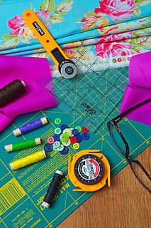 tråd, tekstil, spindel, syning, knapper, materiale, baggrund, design, nål, stof, manuelt arbejde, garn, struktur, tekstiler, clipboard, blades er forlovet, rød, grøn, multi farvet, Kunst og håndværk, stilleben, saks, høj vinkel visning, ingen mennesker, indendørs, håndværk, kreativitet, bord, repræsentation, skriveinstrument, stor gruppe af objekter, papir, målebånd, tæt på, tekstilindustrien, blyant, kunst og håndværk udstyr, 5K, CC0, offentligt domæne, royaltyfrie