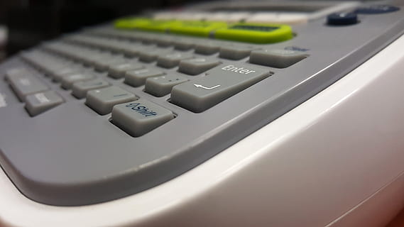 label maker, Labeler, elektronikk, tastatur, maskin, kontor, kontorrekvisita, teknologi, nærbilde, Nummer, innendørs, kalkulator, utstyr, ingen folk, tekst, virksomhet, vestlig skript, styre, finansiere, kommunikasjon, trykknapp, data, elektronikkindustrien, moderne, datamaskin, data-tastatur, sølvfarget, 5K, CC0, offentlig domene, opphavsrett gratis