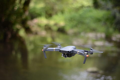 drone, Câmera, movimento, focar em primeiro plano, dia, vôo, natureza, ar, ninguém, tecnologia, ao ar livre, foco seletivo, transporte, veículo aéreo, modo de transporte, vigilância, segurança, terra, futurista, árvore, em movimento, indústria aeroespacial, avião, 5K, CC0, domínio público, royalty free