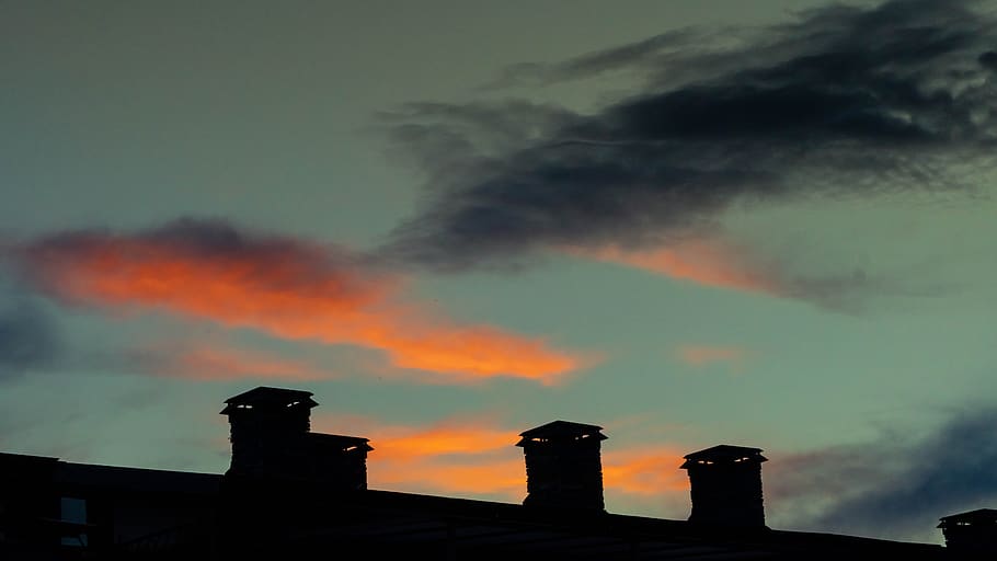 cielo, tramonto, caminetti, nuvole, architettura, esterno dell'edificio, nuvola - cielo, struttura costruita, natura, Inquadratura dal basso, silhouette, colore arancione, fumo - struttura fisica, costruzione, nessuno, fabbrica, inquinamento, fumaiolo, problemi ambientali, all'aperto, ambiente, industria, inquinamento dell'aria, 5K