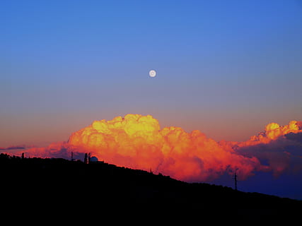 impressionant, posta de sol, cloudscape, cel, núvols, tarda, lluna, color, colorit, dramàtica, taronja, vermell, vibrant, paisatge, blau, llum solar, silueta, medi ambient, vespre, naturalesa, escenics - natura, bellesa a la natura, cap gent, muntanya, núvol - cel, foc - fenomen natural, cremant, color taronja, foc, terra, a l'aire lliure, nit, Pol · lució, 2K, CC0, domini públic, lliure de regalies